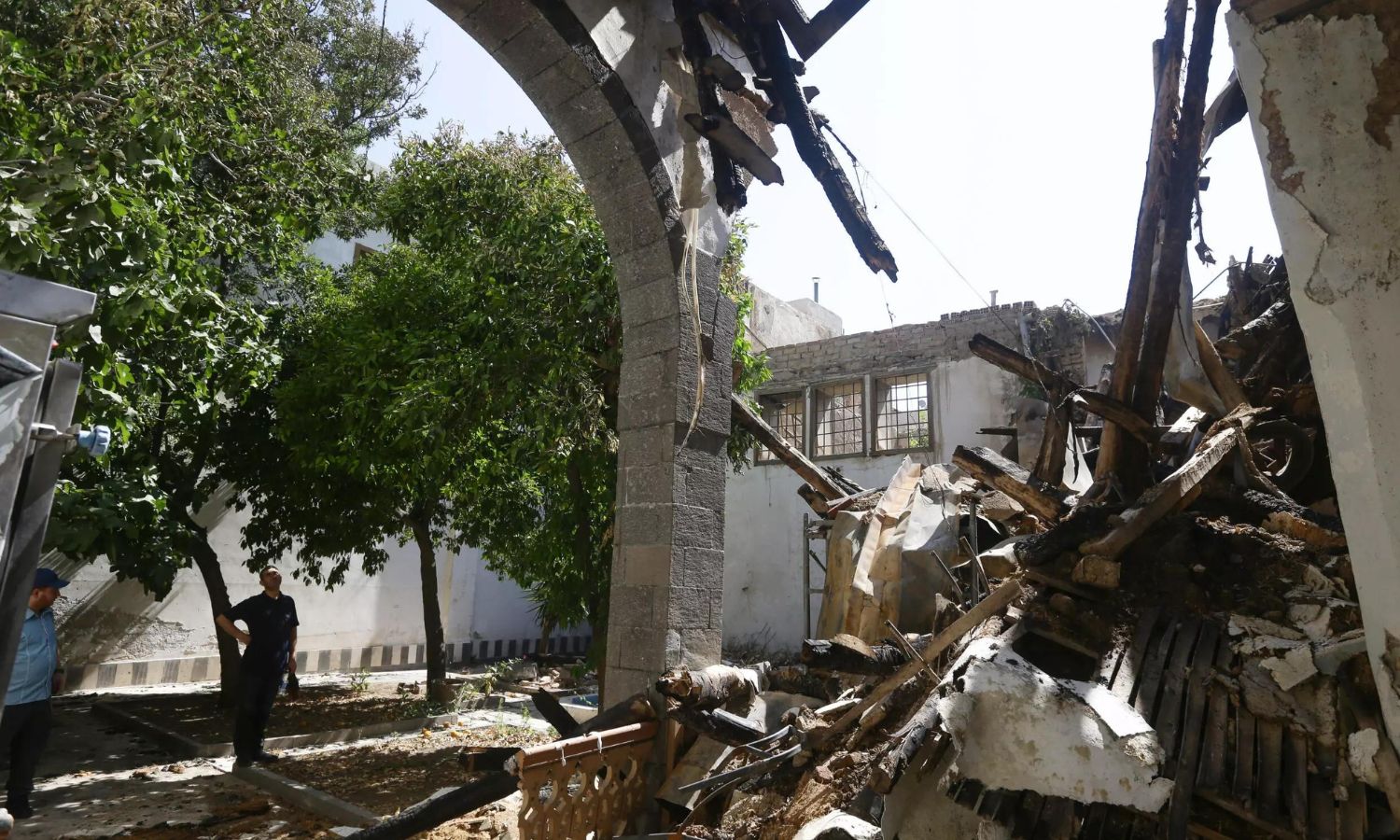 تهدمت جدران منزل عائلة العظم في دمشق، وهي عائلة لعبت دورًا سياسيًا هامًا في سوريا 18 من تموز 2023 (AFP)