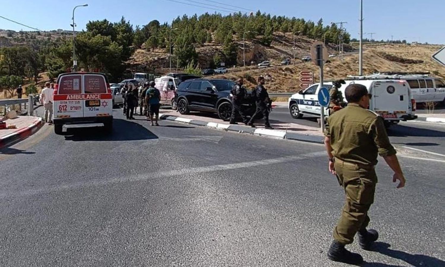 ثلاثة أشخاص أصيبوا في إطلاق نار على طريق سريع في الضفة الغربية 16 من تموز 2023 (القناة 13 الإسرائيلية)