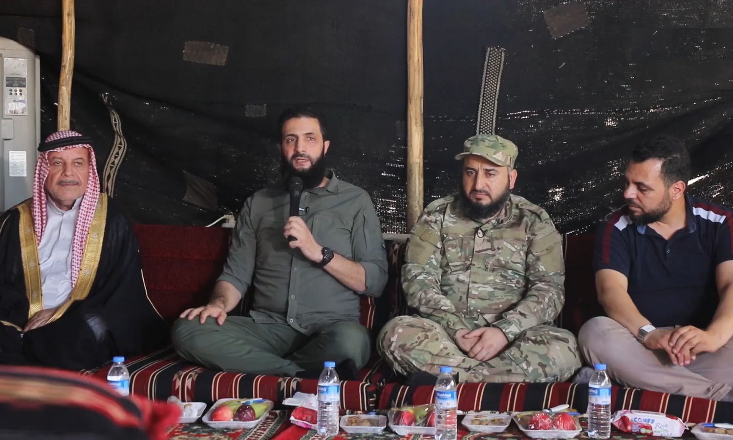 قائد "هيئة تحرير الشام" "أبو محمد الجولاني" مع شخصيات في "الهيئة" ووجهاء من مدينة حماة مهجرين إلى إدلب- 24 من تموز 2022 (أمجاد)