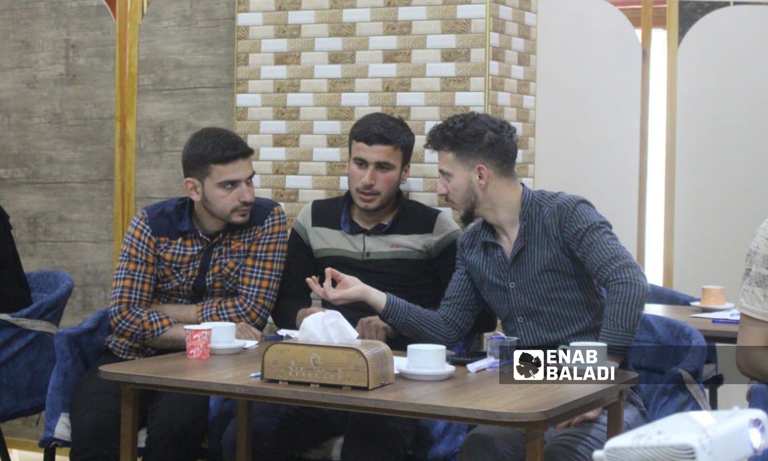 طلاب يتناقشون في نادي "المناظرات" بمدينة اعزاز بريف حلب الشمالي- تموز 2023 (عنب بلدي)