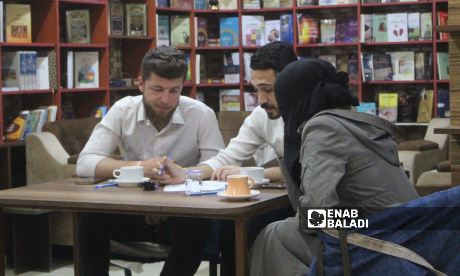 طلبة يتناقشون في نادي "المناظرات" بمدينة اعزاز بريف حلب الشمالي- تموز 2023 (عنب بلدي)
