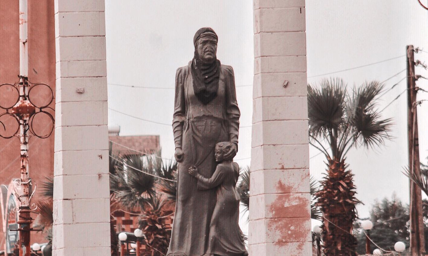 تمثال المرأة الحورانية في مدينة داعل بريف درعا الأوسط- 2 من حزيران 2020 (حكاية صورة/ فيس بوك)