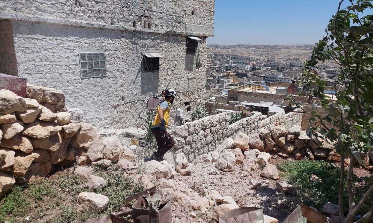 قصف مدفعي من قبل قوات النظام على الأحياء السكنية في دارة عزة بريف حلب الغربي- 4 من تموز 2023 (الدفاع المدني / فيس بوك)