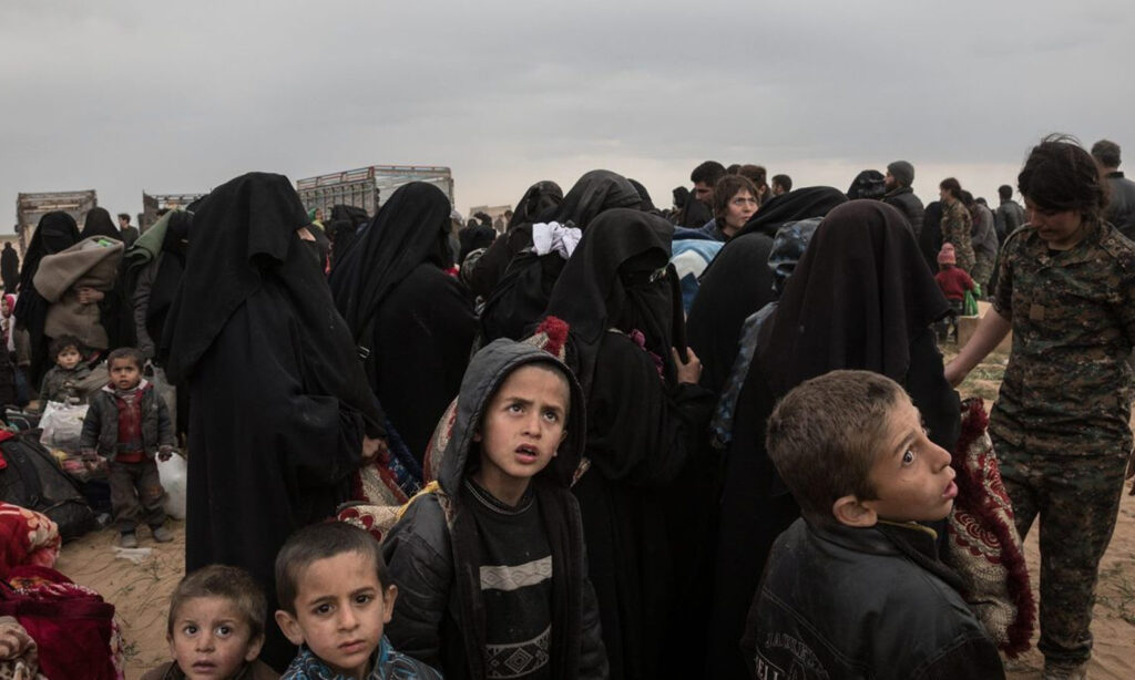 عائلات لجهاديين في أحد المخيمات التي تديرها "قسد" شمال شرقي سوريا- 2019 ( Le Pictorium/ كريس هيبي)