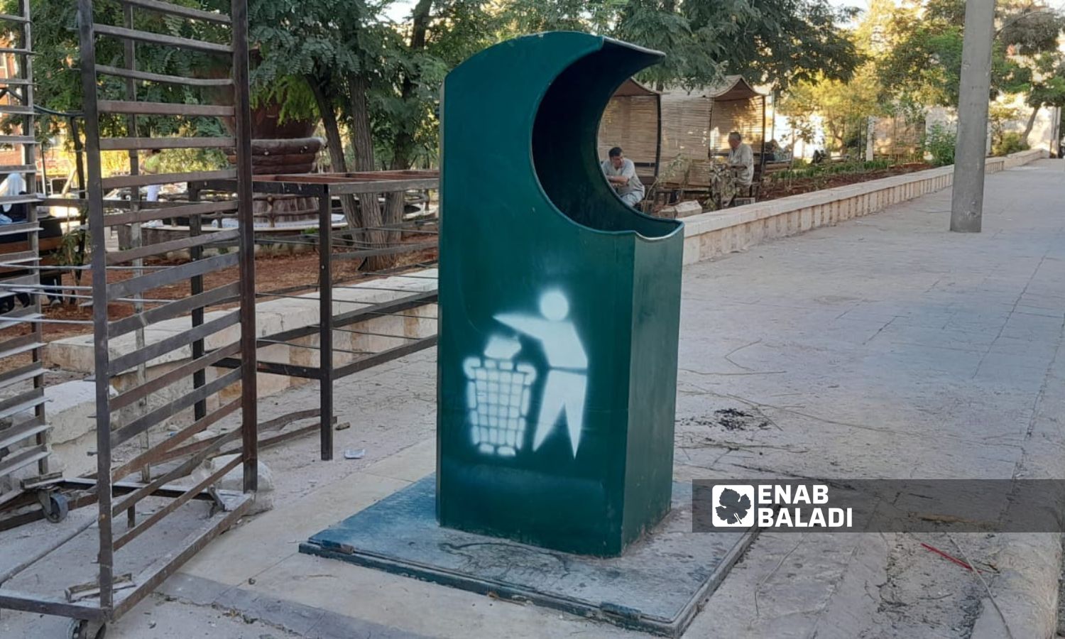 تبديل حاويات القمامة المنتشرة على الطرقات بحاويات تحت الأرض في إدلب- 23 من تموز 2023 (عنب بلدي/ أنس الخولي)