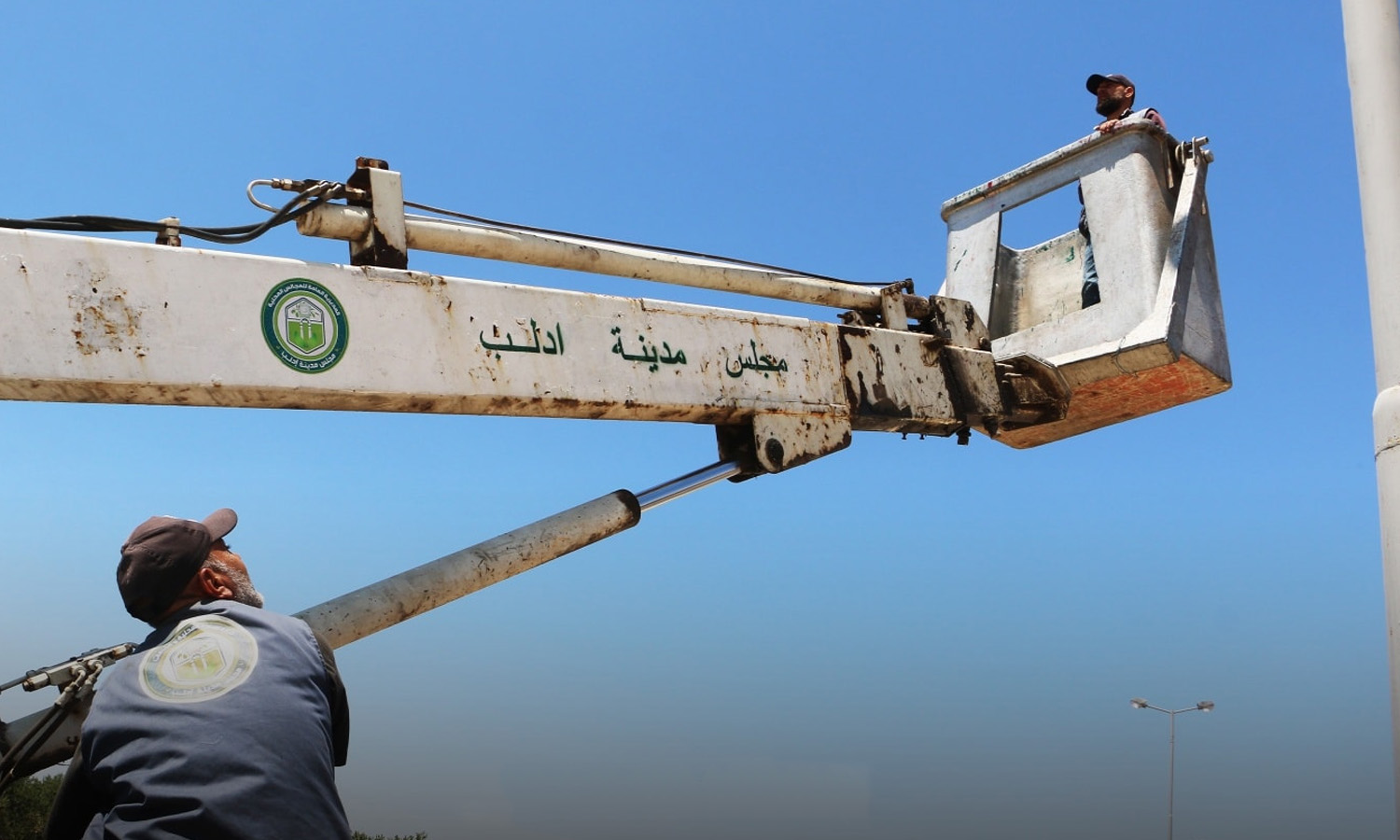 عامل من وزارة الإدارة المحلية بحكومة الإنقاذ بمدينة إدلب- 8 من تموز 2023 (وكالة أنباء الشام)