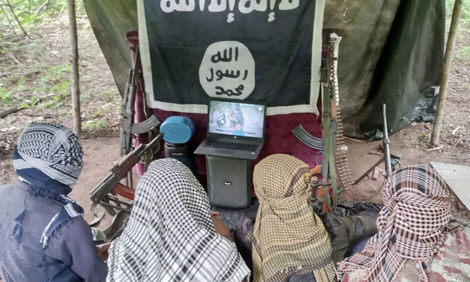 مقاتلون في تنظيم "الدولة الإسلامية" يشاهدون إصدارًا للتنظيم بعنوان "إن الشرك لظلم عظيم" (معرف موزمبيق للتنظيم)