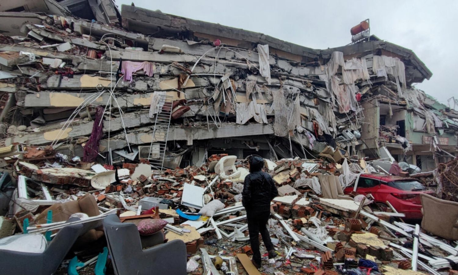 رجل ينظر إلى دمار الزلزال في كهرمان مرعش 6_شباط 2023 (Reuters)
