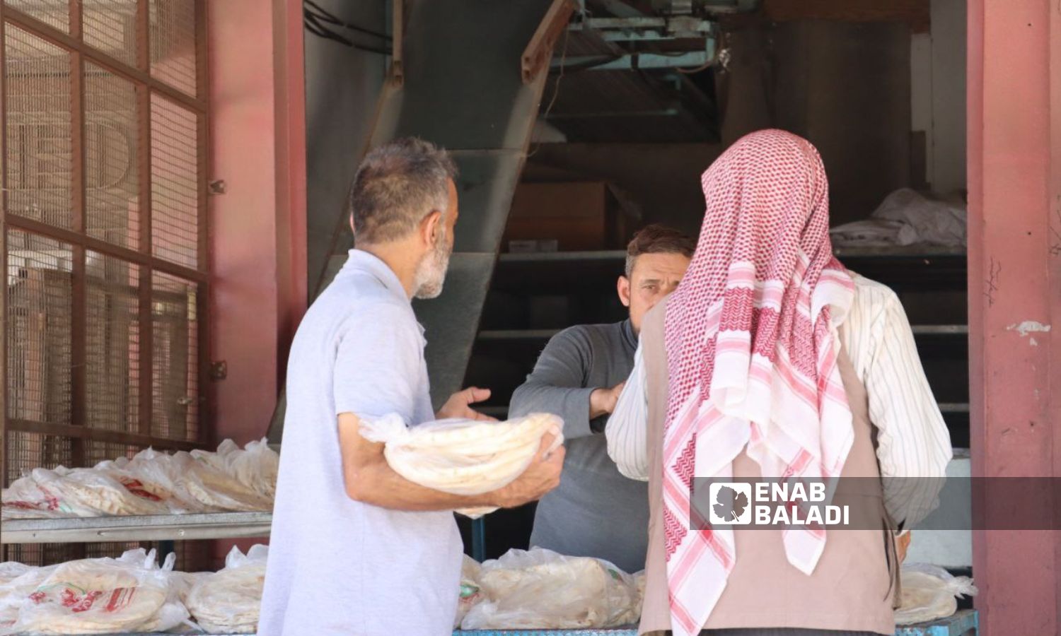 الخبز السياحي بديل مكلف للأهالي في مدينة القامشلي- 11 من تموز 2023 (عنب بلدي)