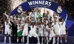 نادي ريال مدريد يحتفل بلقبه الرابع عشر في مسابقة دوري أبطال أوروبا بعد الفوز على فريق ليفربول بهدف مقابل لا شيء- 28 أيار 2023 (رويترز)