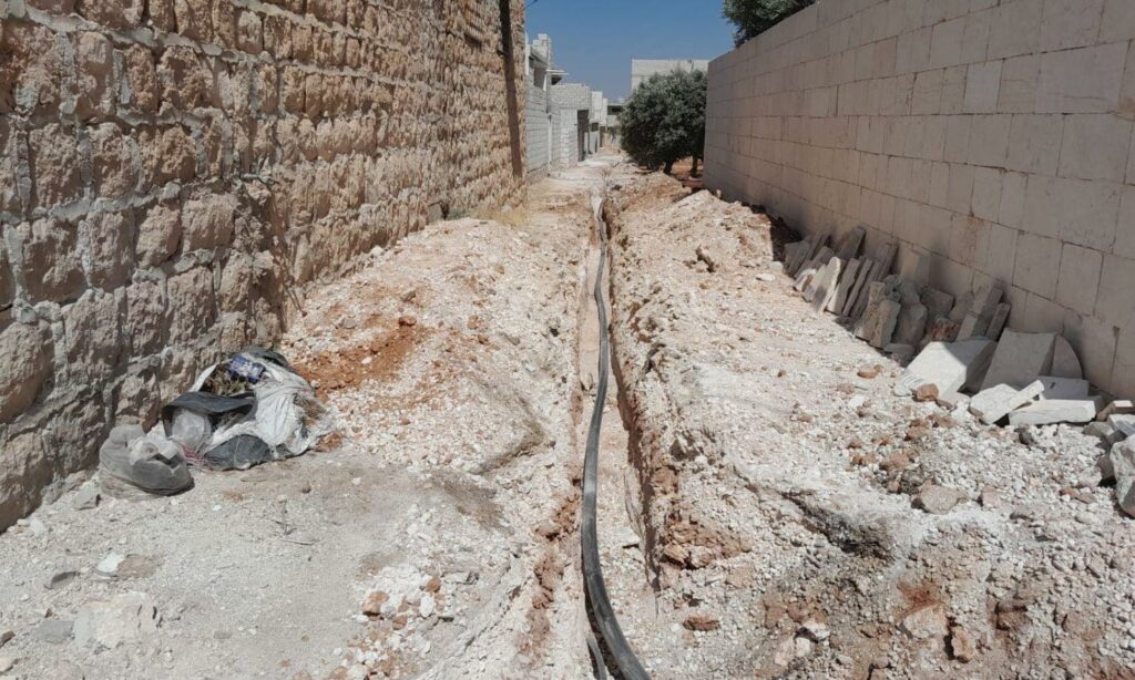 صيانة خطوط شبكة المياه في مدينة سرمين بريف إدلب الشرقي- 6 من تموز 2023 (محطة مياه سرمين)