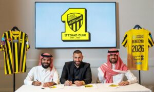 إدارة نادي الاتحاد السعودي تبرم عقدًا مع اللاعب الفرنسي كريم بنزيما- 6 من حزيران 2023 (الاتحاد/ تويتر)
