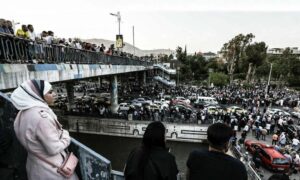 سوريون ينتظرون الإفراج عن أقاربهم المعتقلين فوق “جسر الرئيس” في دمشق- 4 من أيار 2022 (AFP)