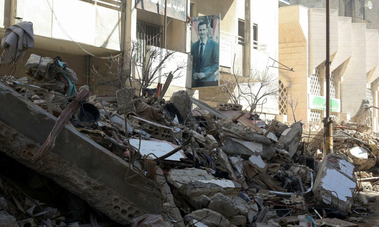 دمار مبنى خلّفه الزلزال في مدينة جبلة بريف اللاذقية شمال غربي سوريا- 9 من شباط 2023 (رويترز)
