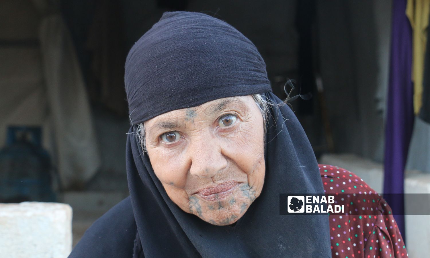 الدقّ (الوشم) من العادات والتقاليد الموروثة في سوريا يزّين وجه سيدة قاطنة في ريف حلب الشمالي- 7 من تموز 2023 (عنب بلدي/ ديان جنباز)