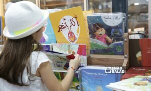 طفلة سورية أثناء نشاط للغة العربية في دار رؤية بمدينة اسطنبول- 5 آب 2022 (عنب بلدي)
