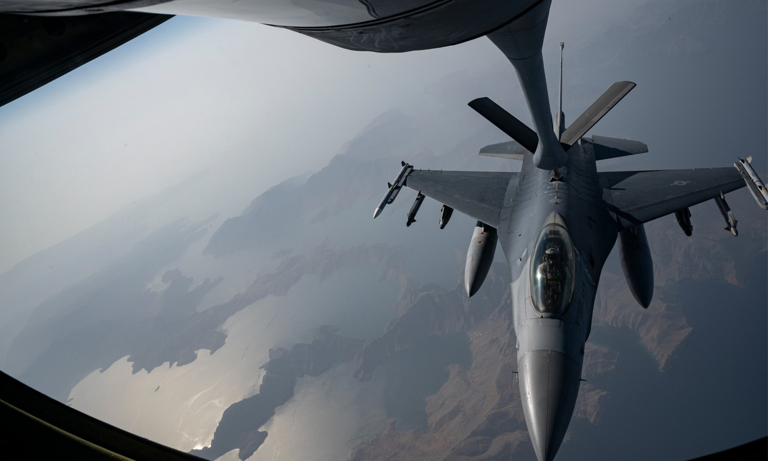 طائرة F-16 أمريكية تتزود بالوقود فوق مضيق هرمز- 20 من تموز 2023 (سينتكوم)