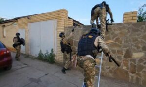 قوات الأمن الفيدرالي الروسي تقتحم منزل المواطن المدان بتمويل منظمة 