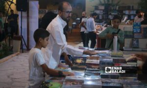 زوار معرض إدلب للكتاب في مدينة إدلب شمال غربي سوريا- 2 من آب 2023 (عنب بلدي/ أنس الخولي)