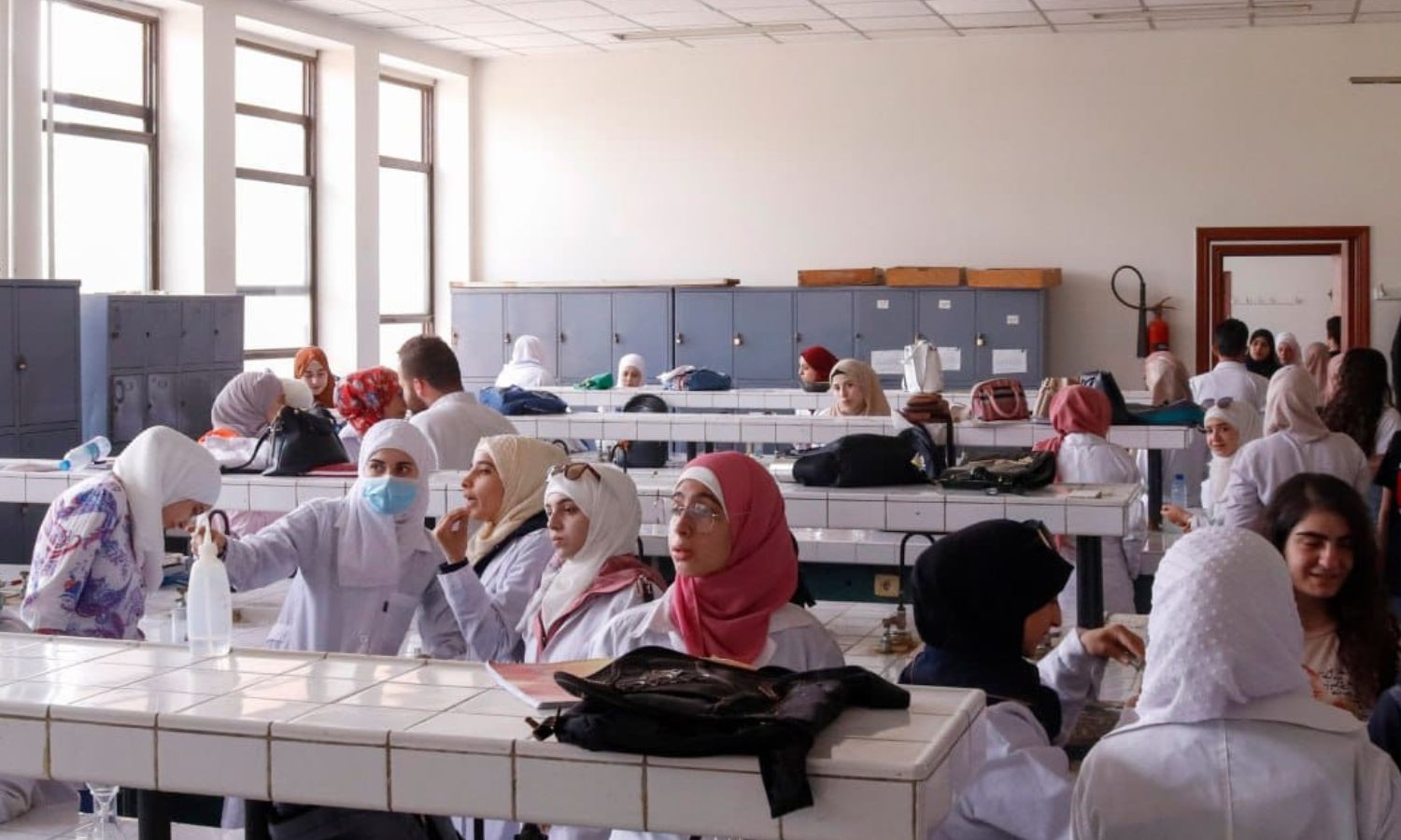 طلاب في كلية "العلوم" بجامعة دمشق أثناء تقديمهم امتحانات العملي- 10 من حزيران 2023 (جامعة دمشق)