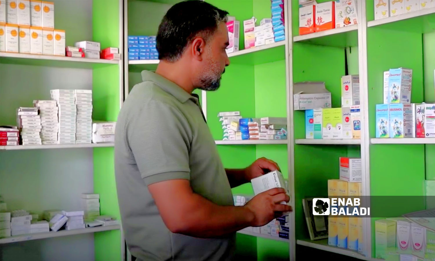 صيدلاني ينتقي أدوية في مدينة رأس العين بالحسكة- 16 من آب 2023 (عنب بلدي/ حسين شعبو)