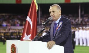 الرئيس التركي رجب طيب أردوغان خلال المشاركة بحفل تخرج ضباط أكاديمية الدرك وخفر السواحل التركية في أنقرة- 22 من آب 2023 (الأناضول)
