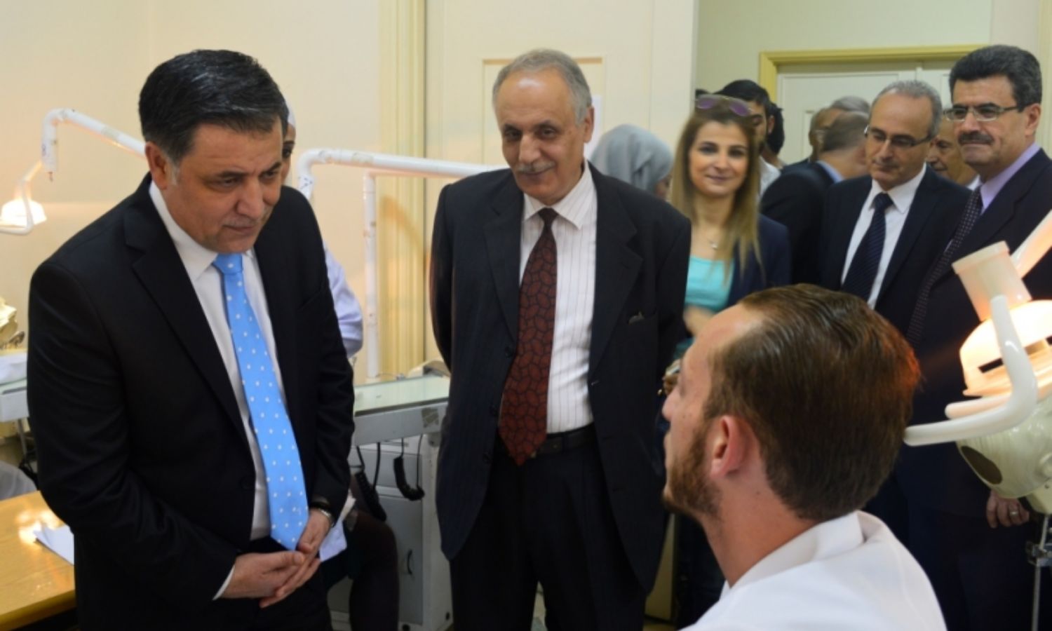 وزير التعليم العالي حينها (وزير التربية الجديد) محمد عامر مارديني يفتتح مبنى كلية طب الأسنان في الجامعة السورية الخاصة- تشرين الأول 2015 (الجامعة السورية الخاصة)