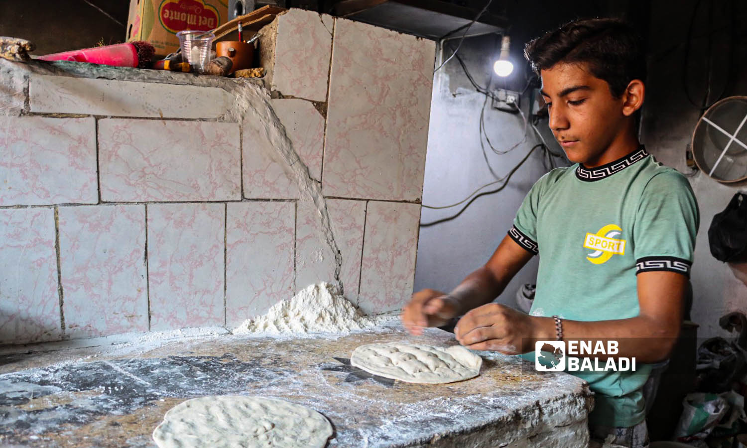 بعض الأطفال يعملون صنّاعًا لدى أصحاب المحال التجارية لمساعدة أهليهم في النفقات والاحتياجات الأساسية – 15 من آب 2023 (عنب بلدي / ريتا الأحمد)