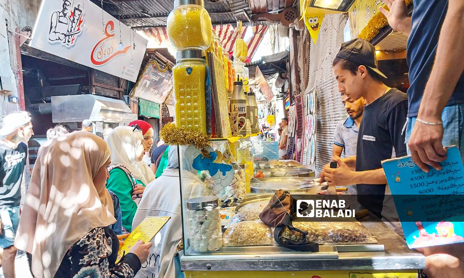 بسطة لبيع المثلجات والعصائر في حي القيمرية بدمشق - 26 من تموز 2023 (عنب بلدي / سارة الأحمد)
