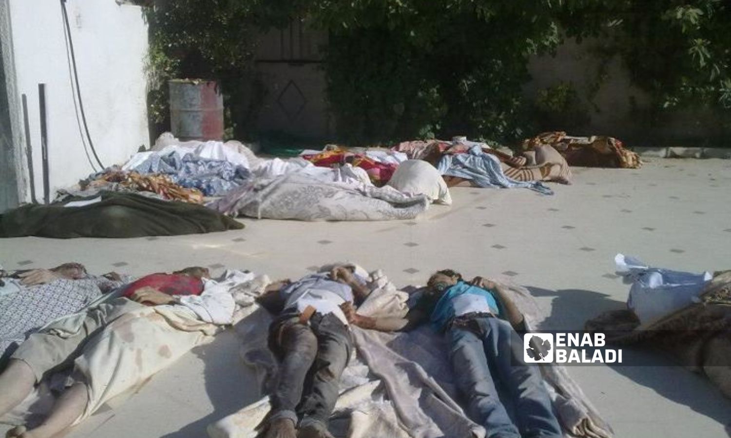ضحايا في داريا بعد مجزرة ارتكبتها قوات النظام السوري - 25 من آب 2012 (عنب بلدي)
