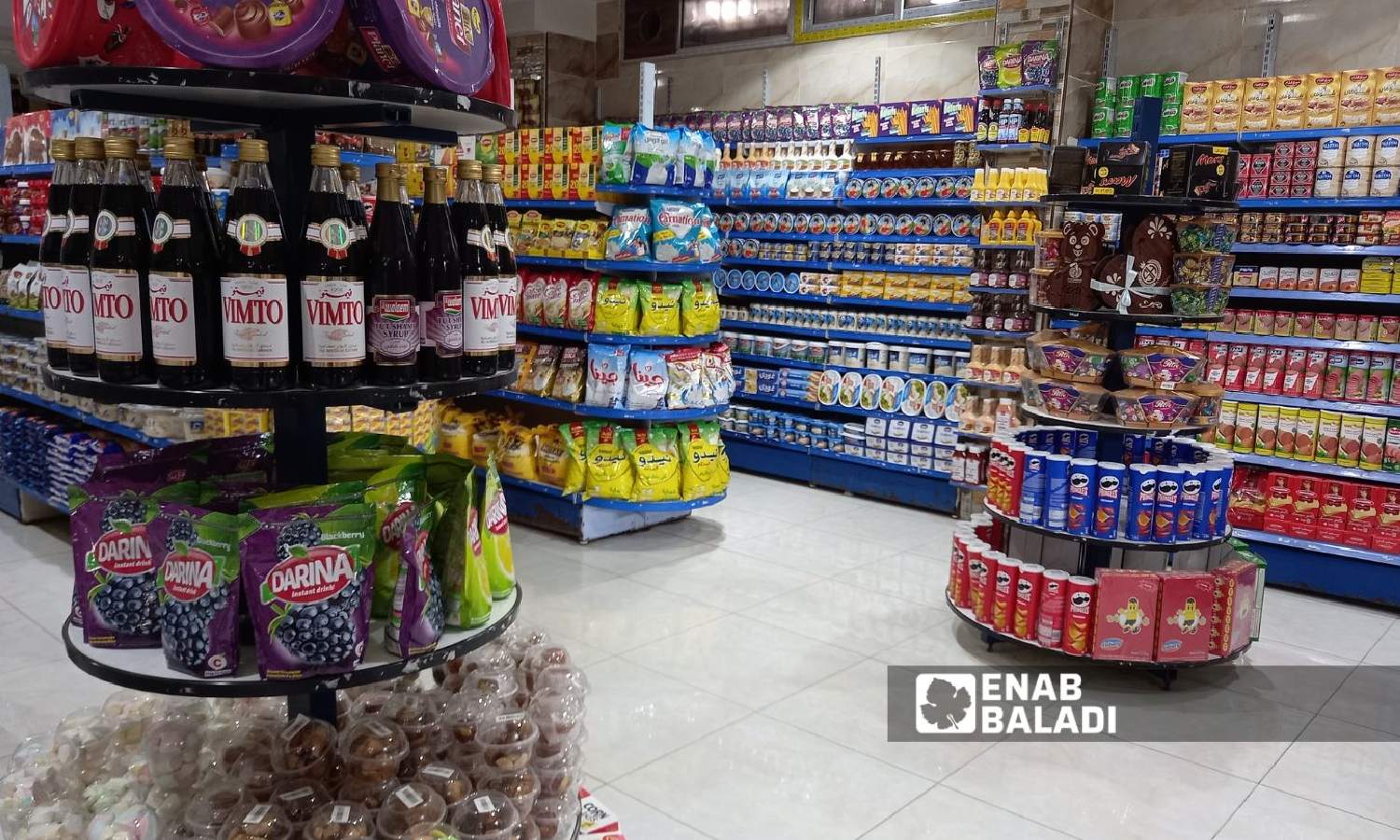 محل لبيع المواد الغذائية في مركز تسوق في حي السبيل بدرعا- 21 من آب 2023 (عنب بلدي/ سارة الأحمد)