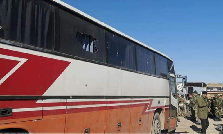 حافلة كانت تنقل عناصر من قوات النظام السوري وميليشيات داعمة له بعد تعرضها لكمين يعتقد أن مقاتلي تنظيم "الدولة" نفذوه في ريف دير الزور الجنوبي - 24 من كانون الثاني 2021 (فرات بوست)