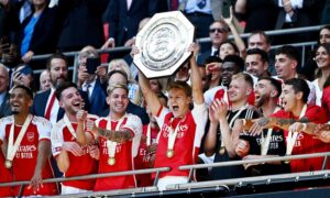 لاعبو أرسنال يحتفلون بتحقيق لقب الدرع الخيرية على حساب السيتي- 6 من آب 2023 (Arsenal)
