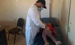 معاينة طفل مصاب بالسرطان في مدينة الحسكة- 11 من أيار 2023 (الجمعية السورية لعلاج سرطان الاطفال ورعايتهم/ فيس بوك)
