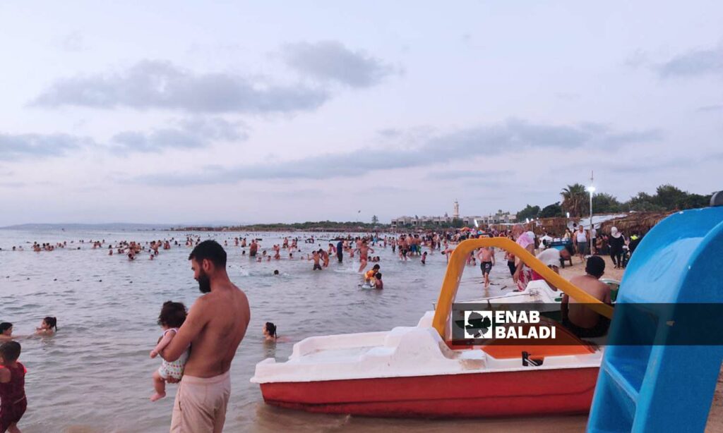 شاطئ "الكرنك" للسياحة الشعبية بمنطقة الشاطئ الأزرق في اللاذقية - 12 من آب 2023 (عنب بلدي/ليندا علي)
