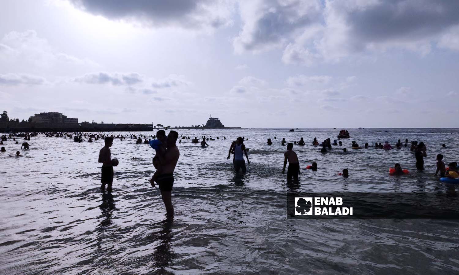 شاطئ "الكرنك" للسياحة الشعبية بمنطقة الشاطئ الأزرق في اللاذقية - 12 من آب 2023 (عنب بلدي/ليندا علي)