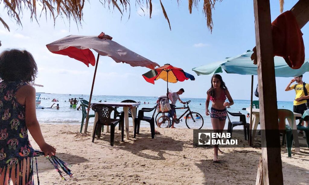 انخفض عدد زوار شاطئ "الكرنك" للسياحة الشعبية بمنطقة الشاطئ الأزرق في اللاذقية عن السنوات الماضية - 12 من آب 2023 (عنب بلدي/ليندا علي)