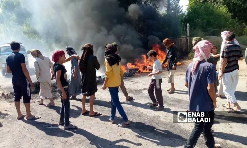 محتجون يقطعون طرقًا غربي دير الزور إثر خلاف متعلق بإحدى الشركات القابضة في المنطقة- 8 من آب 2023 (عنب بلدي/ عبادة الشيخ)