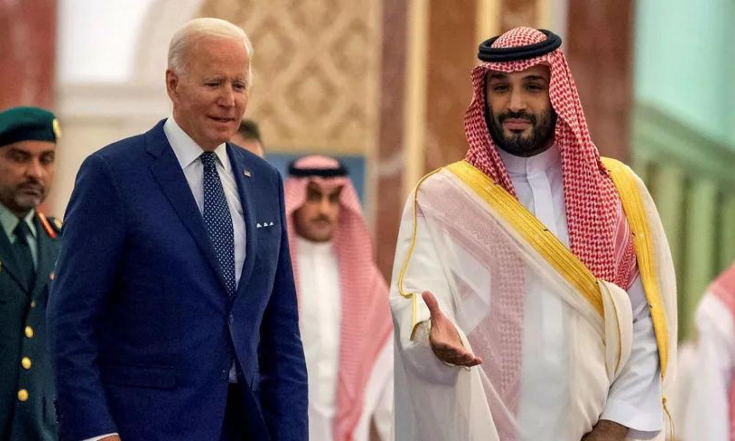 الرئيس الأمريكي جو بايدن (يسار) يواجه عقبات لإتمام التطبيع بين محمد بن سلمان (يمين) وإسرائيل 2022 (AFP)