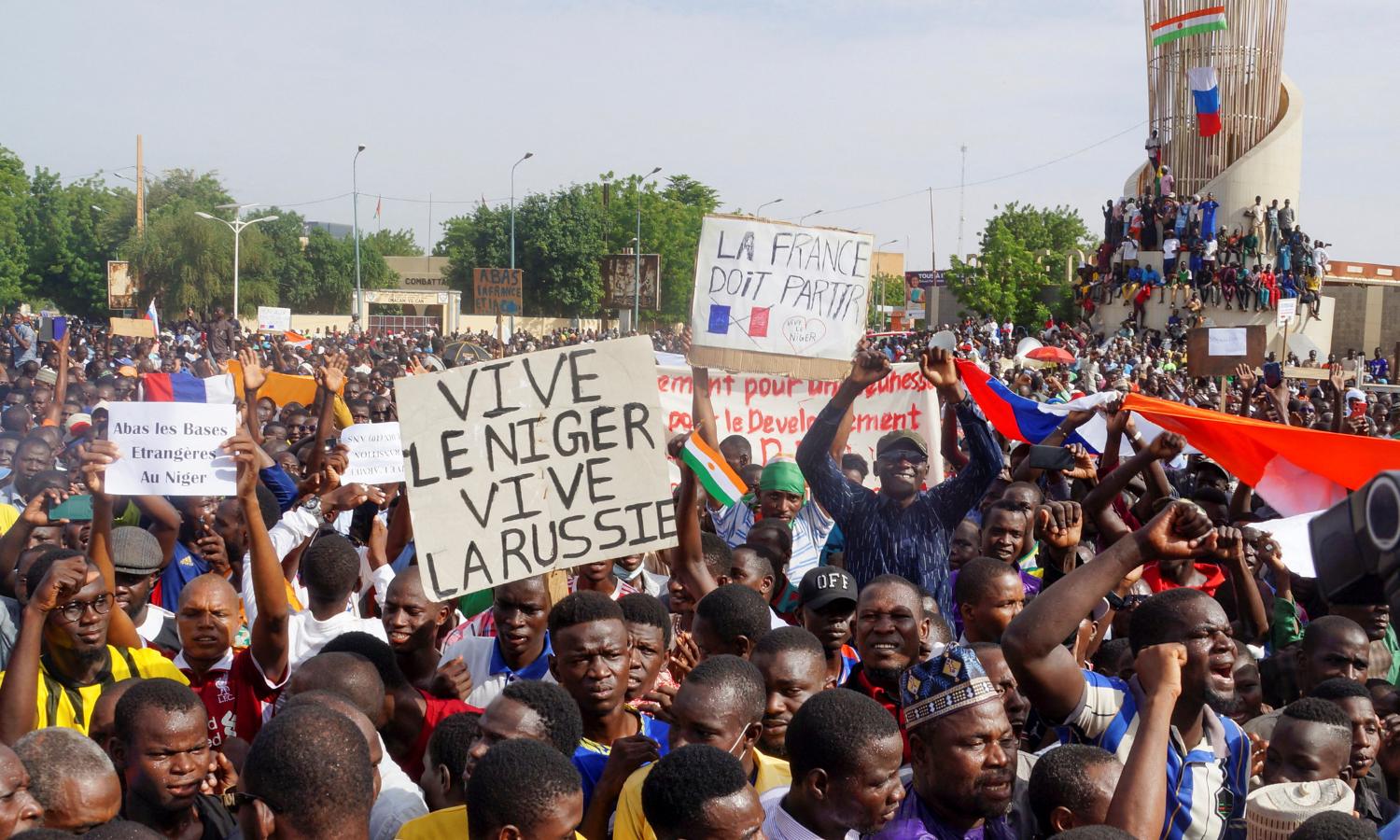 مظاهرات مضادة لفرنسا في شوارع النيجر آب 2023 (رويترز)