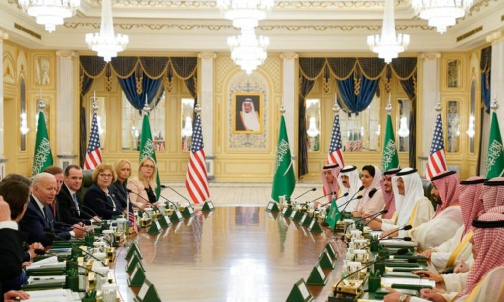الوفدين السعودي والأمريكي في جدة غربي السعودية برئاسة جو بادين ومحمد بن سلمان 2022 (رويترز)