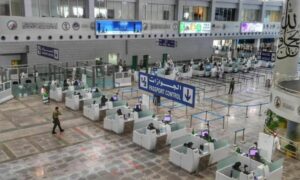 استقبل مطار الملك عبد العزيز في جدة طائرة تحمل ركابًا اسرائيليين للمرة الأولى في 29 من آب 2023 (رويترز)
