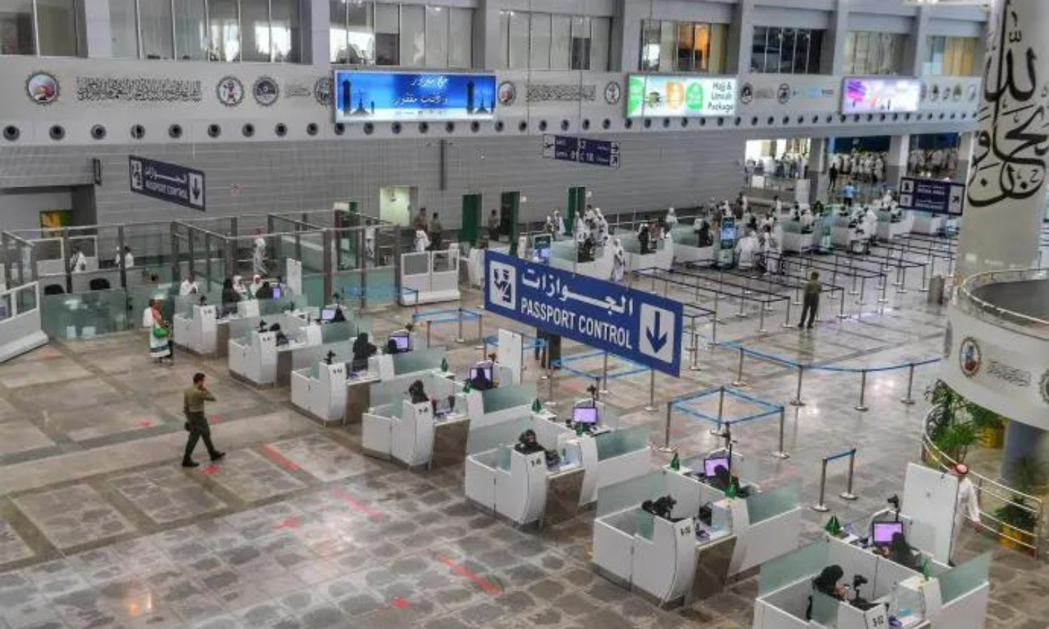 استقبل مطار الملك عبد العزيز في جدة طائرة تحمل ركابًا اسرائيليين للمرة الأولى في 29 من آب 2023 (رويترز)