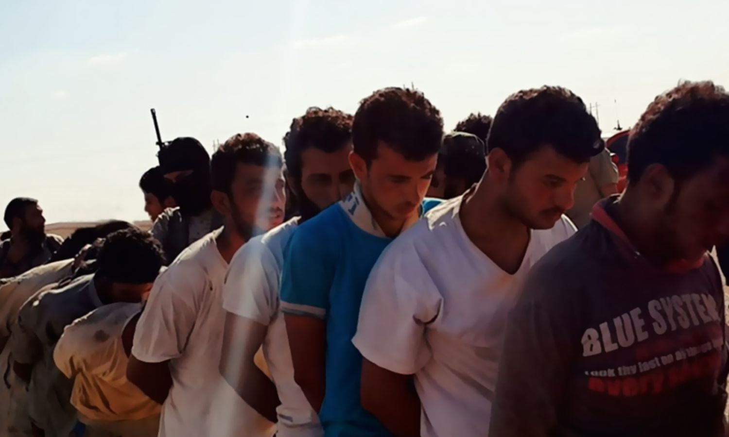 مجموعة من الشباب اقتادهم عناصر من تنظيم الدولة لإعدامهم خلال ما يعرف باسم "مجزرة الشعيطات" شرقي دير الزور- آب 2014 (تنظيم الدولة)