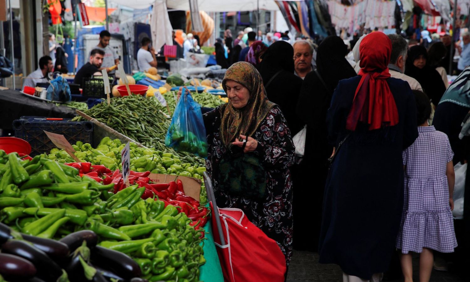 أشخاص يشترون الخضار والفاكهة من بازار في اسطنبول 5 من أيار-(رويترز)