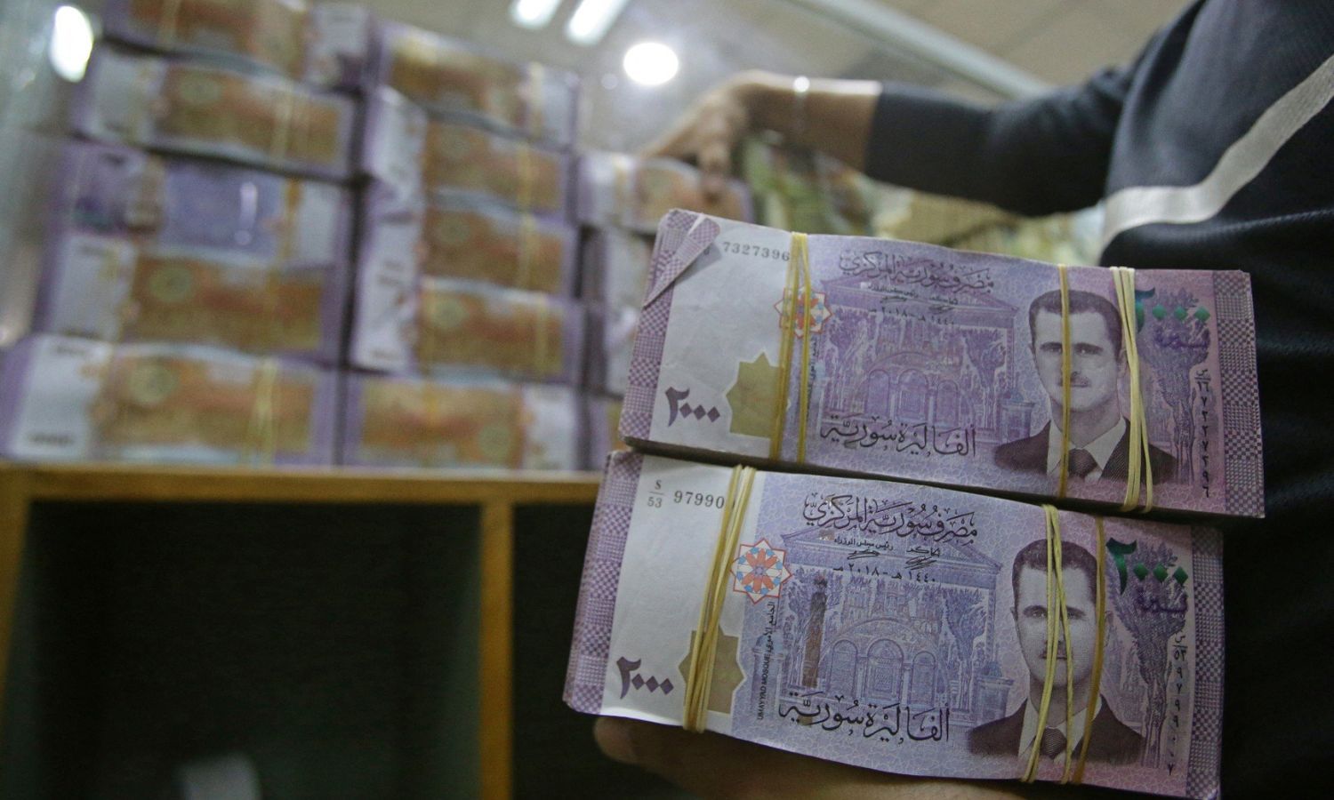 عادت الليرة السورية للانخفاض أمام الدولار بعد تحسن جزئي استمر لأسبوع واحد في آب 2023 (AFP)