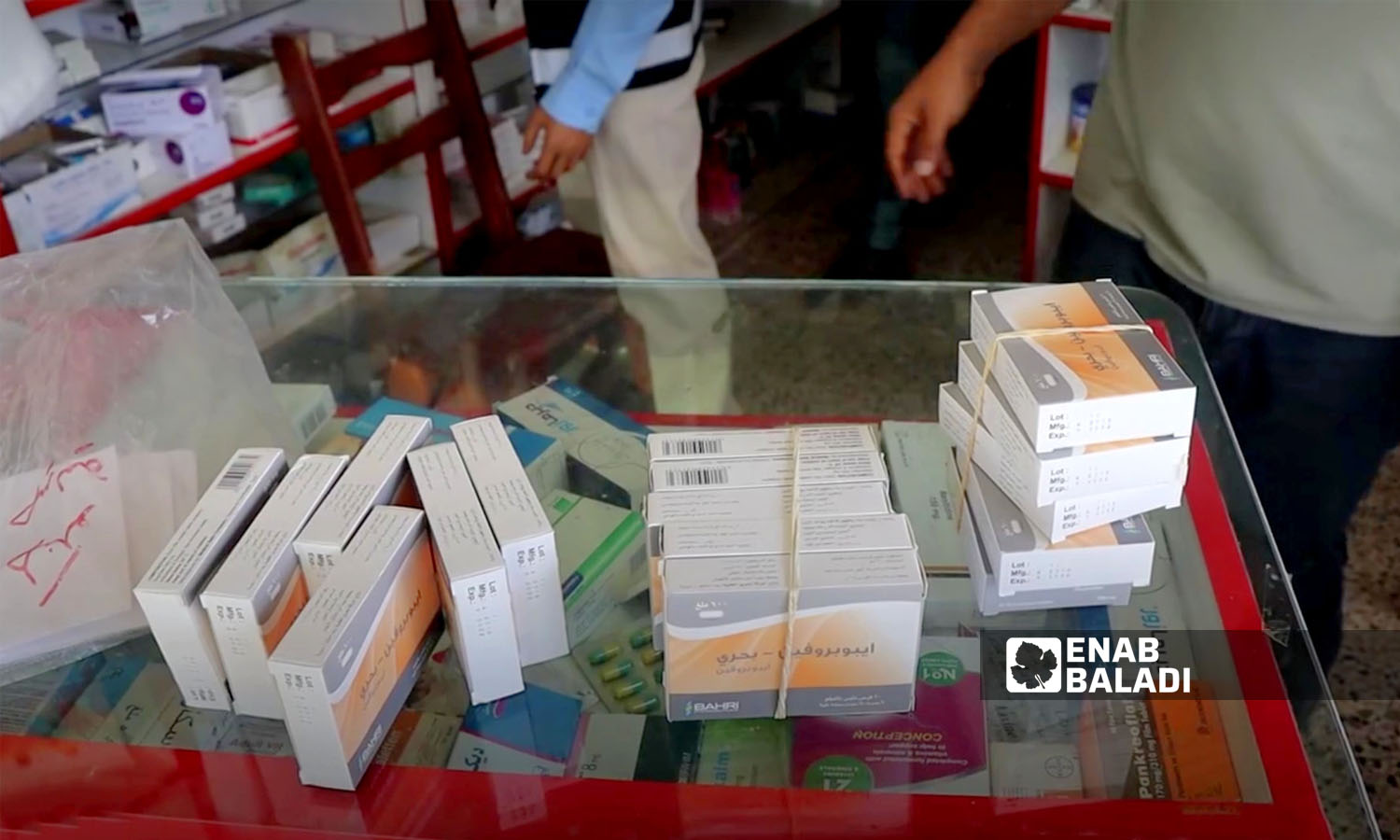 مجموعة من الأدوية (سورية المنشأ) في صيدلية بمدينة رأس العين في الحسكة- 16 من آب 2023 (عنب بلدي/ حسين شعبو)