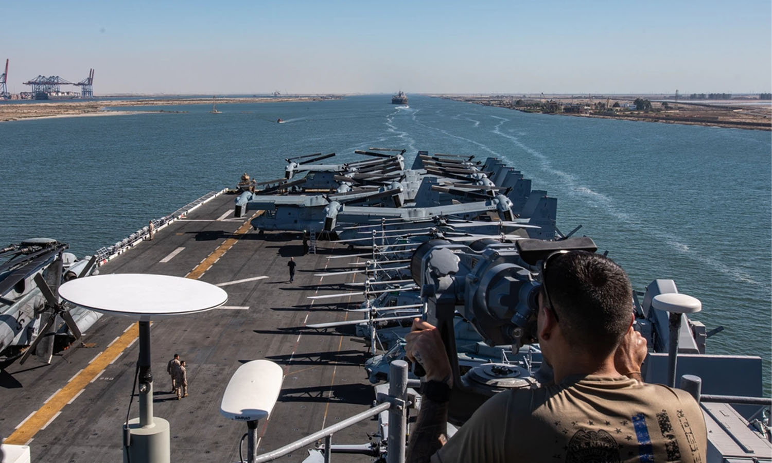 سفينة عسكرية أمريكية في قناة "السويس" المصرية- 6 من آب 2023 (مشاة البحرية الأمريكية/ العريف نيلي نيفيس نيفيس)