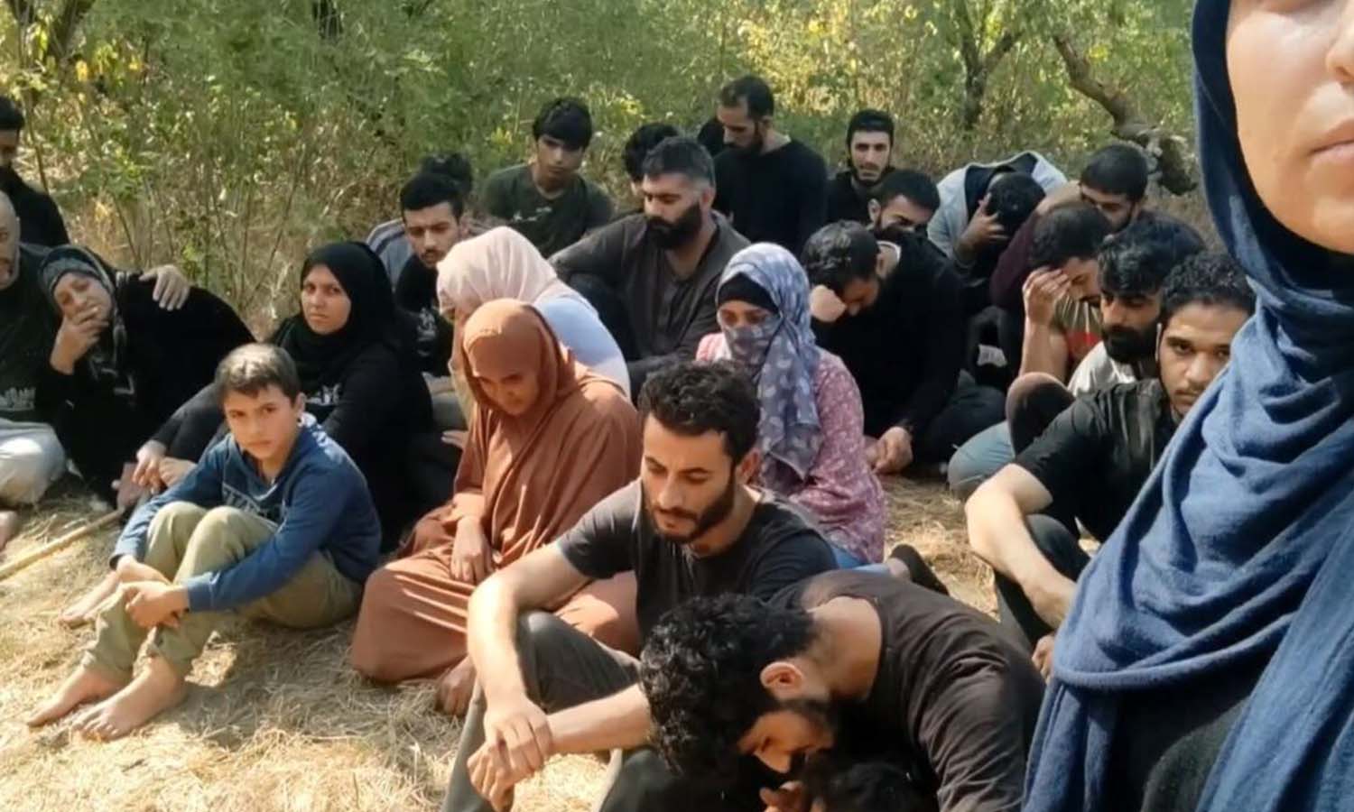 مجموعة من طالبي اللجوء في جزيرة على نهر "إيفروس" الحدودي- 12 من آب 2022 (greekcitytimes)