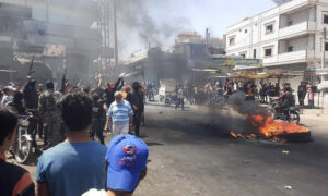 محتجون يقطعون الطريق بمدينة نوى غربي درعا- 19 من آب 2023 (تجمع أحرار حوران)